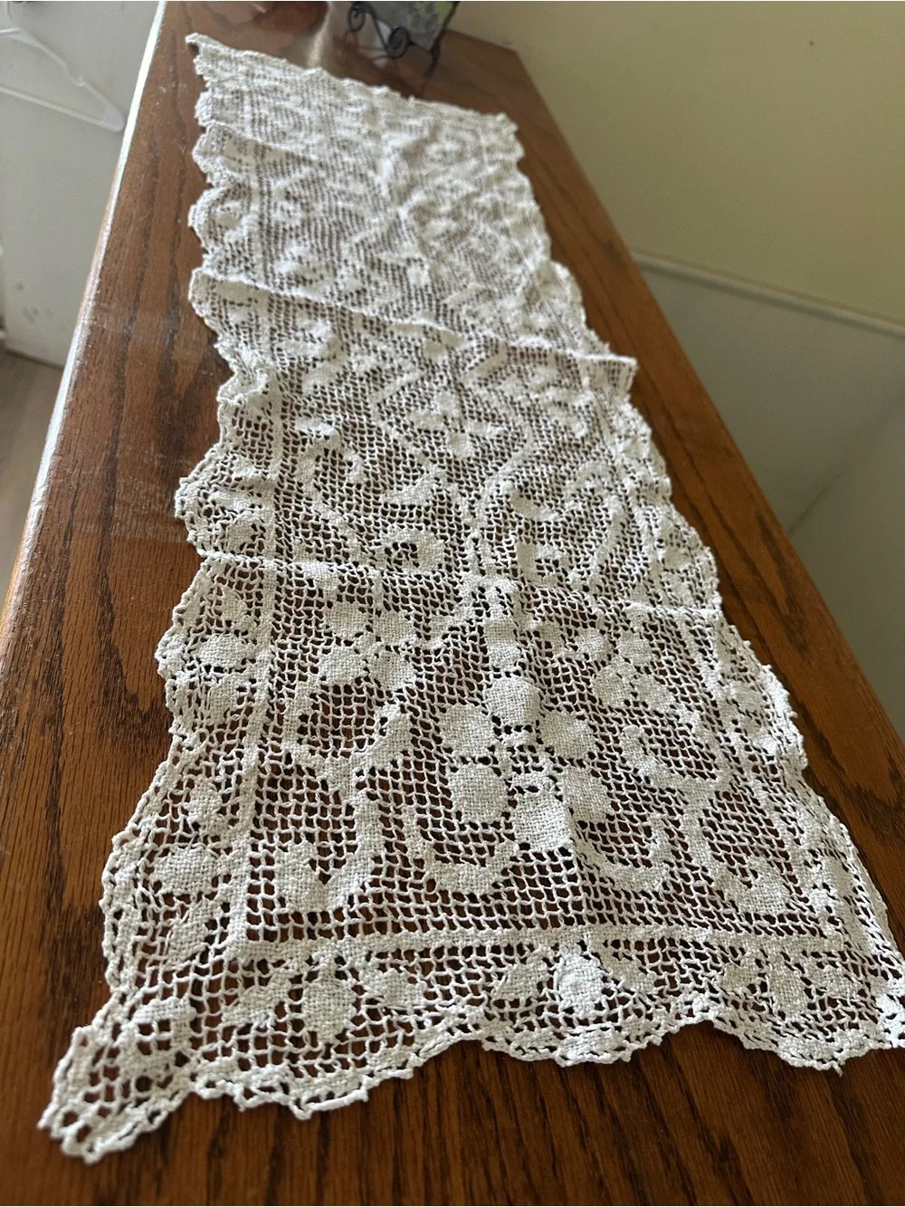Vintage Handmade Ecru Filet Lace Floral Table Runner Dresser Scarf 34